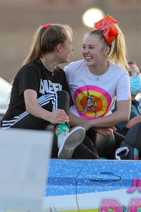 jojo siwa kisses girlfriend